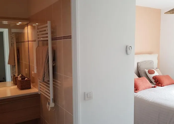 73m Carre -piscine-500 M De La Mer-parking Apartment